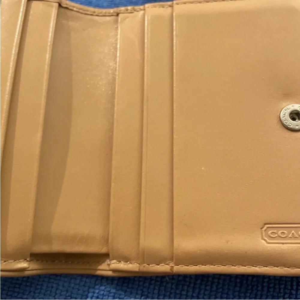 Coach White Leather Wallet Y2K Era Snap Closure 🔥 - Picture 10 of 15